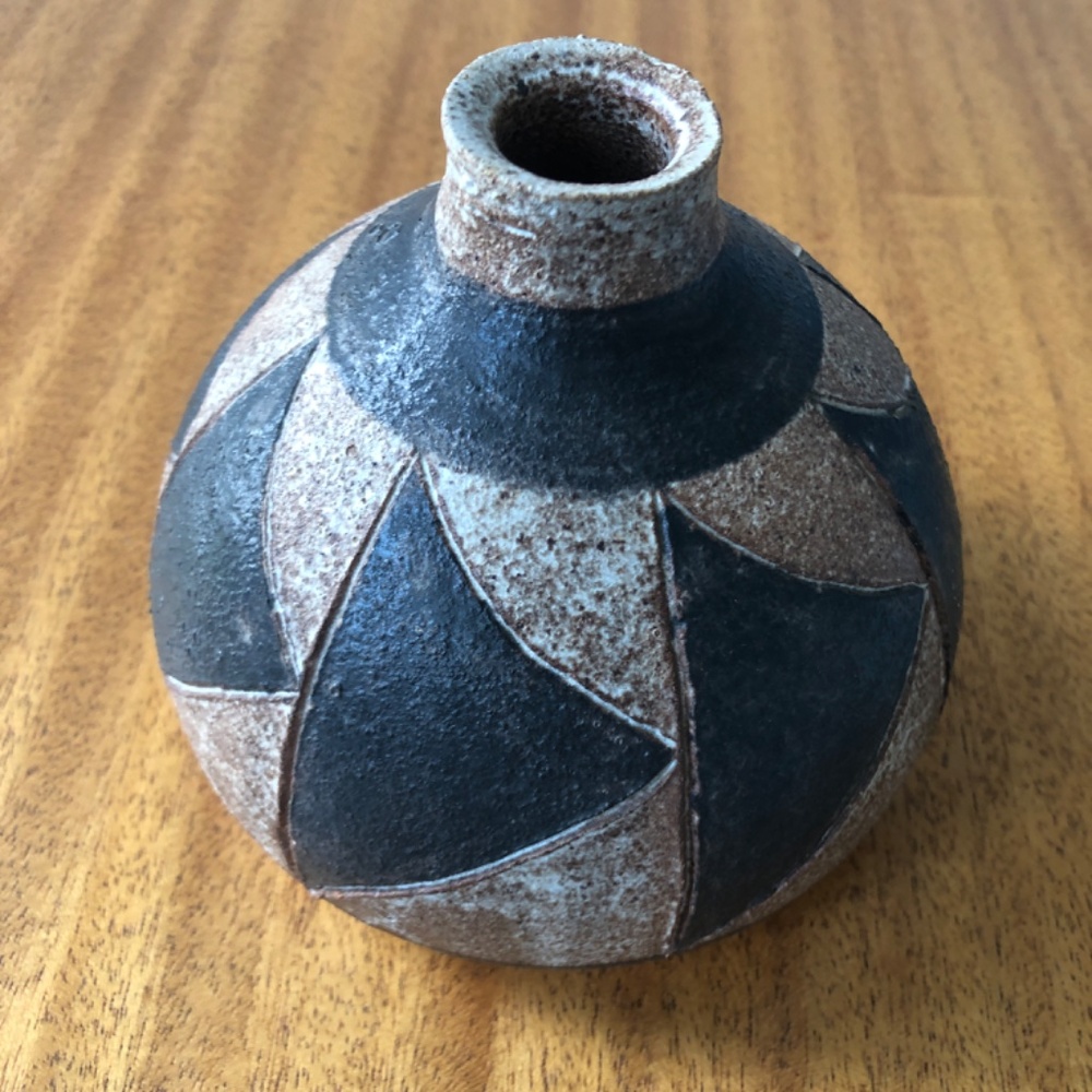 Sweet Vintage Southwestern style studio pottery vase. Signed, dated “83” - Picture 3 of 6